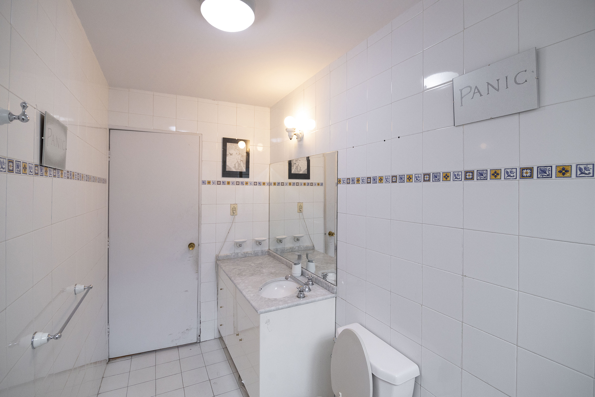 2022 02 Intelleaks, NASL, Mexico City — Installation View Bathroom 02 — Jeronim Horvat